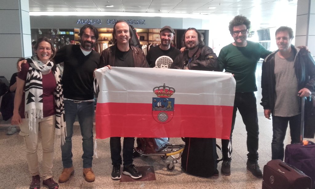 En aeropuerto Aldolfo Suárez, Los Secretos no han dudado en fotografiarse con la bandera de Cantabria. Esta noche tocan en Palma de Mallorca.